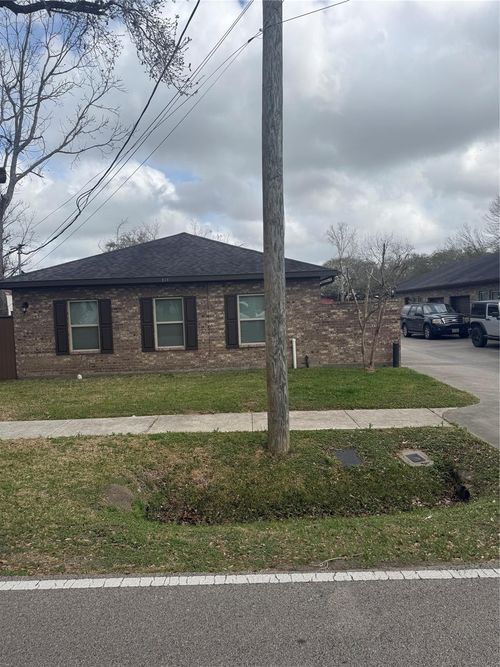 314-314-2 N Ormsby St, Alvin, TX, 77511-2586 | Card Image
