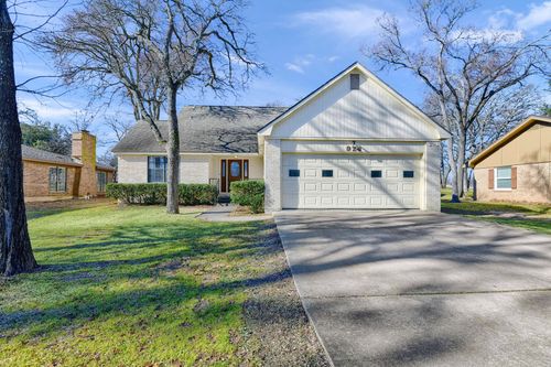 924 Kiowa Dr W, Lake Kiowa, TX, 76240-9561 | Card Image