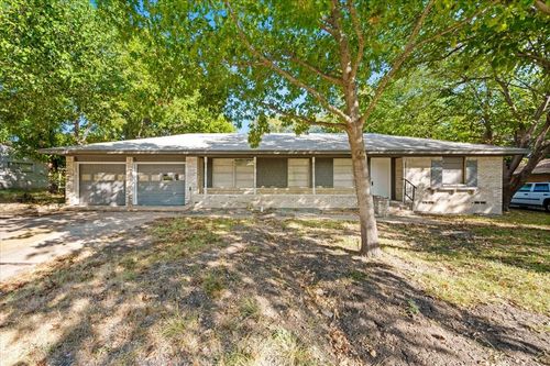 305 Valleyglen Dr, Desoto, TX, 75115-5737 | Card Image