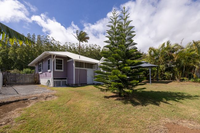Left shows makai side yard gate. | Image 17