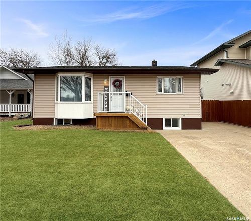 1128 Sidney Street E, Swift Current, SK, S9H1T9 | Card Image