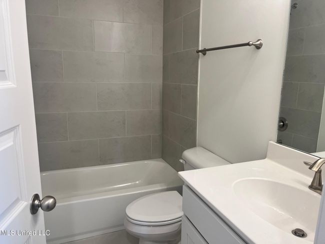 Upstairs Bath | Image 23