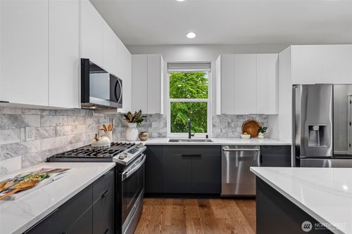 14590 36th Ave Ne, Lake Forest Park, WA, 98155-2637 | Card Image