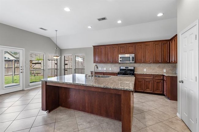 13703 Evening Wind Dr, House other with 4 bedrooms, 3 bathrooms and 2 parking in Pearland TX | Image 9