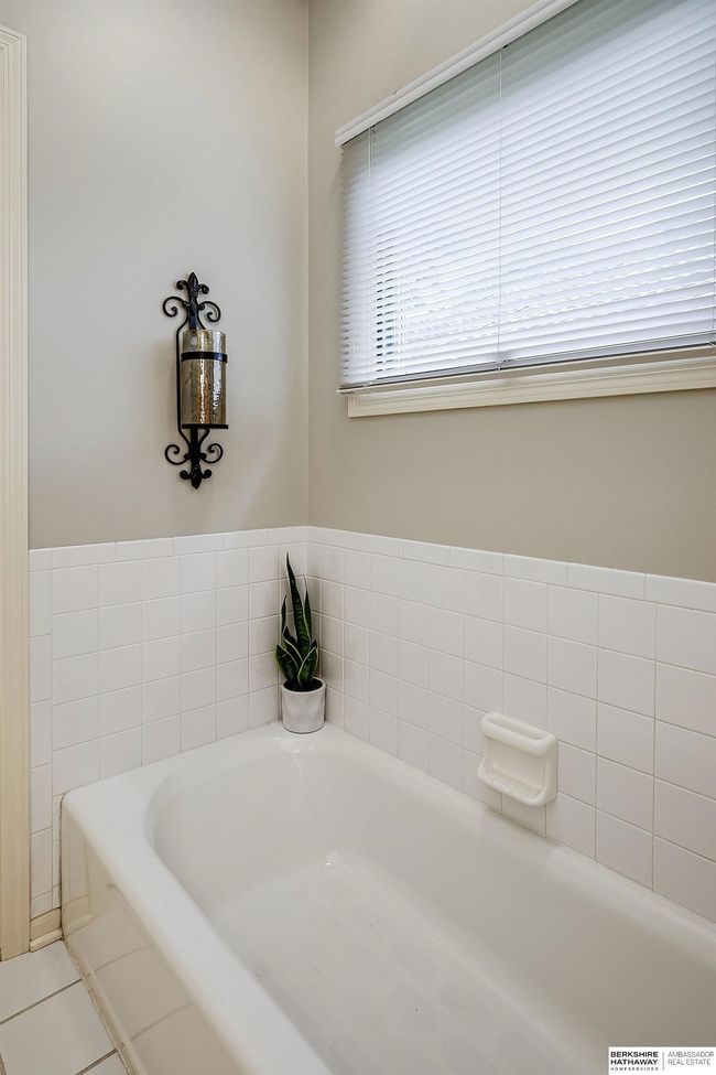 5801 S 119 Th Plz, House other with 3 bedrooms, 3 bathrooms and 2 parking in Omaha NE | Image 20