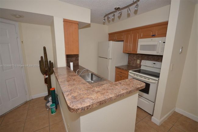 APT-2102 - 2796 S University Dr, Condo with 2 bedrooms, 2 bathrooms and null parking in Davie FL | Image 6