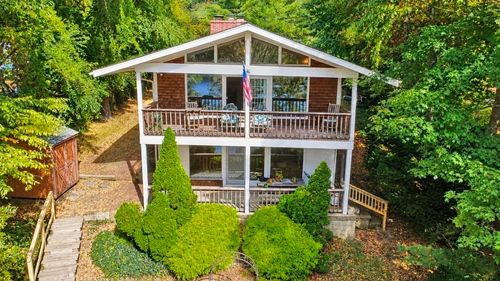 39 Thurston Dr, Hope Valley, RI, 02832-2135 | Card Image
