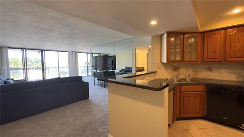 apt-203-2425 Presidential Way, West Palm Beach, FL, 33401-1303 | Card Image