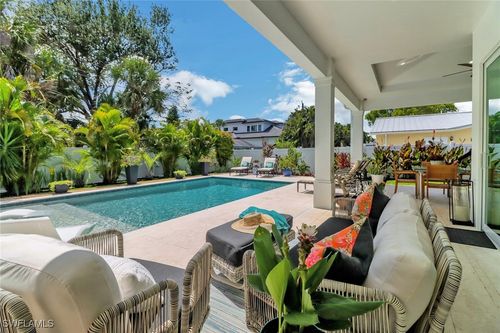 1262 10th St N, NAPLES, FL, 34102-5214 | Card Image