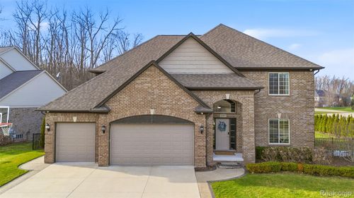 22367 Sandalwood Dr, Macomb, MI, 48044-3095 | Card Image