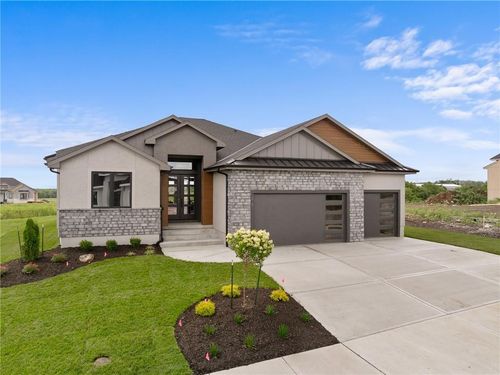 518 Bentwater Dr, Raymore, MO, 64083-8725 | Card Image