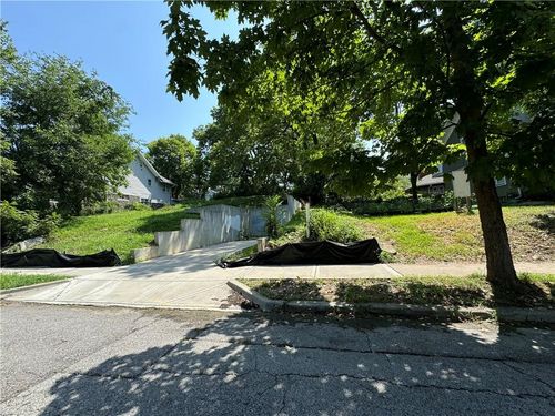 4233 Charlotte St, Kansas City, MO, 64110-1137 | Card Image