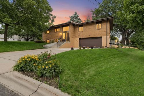 116 Victory Pl, South Saint Paul, MN, 55075-1728 | Card Image