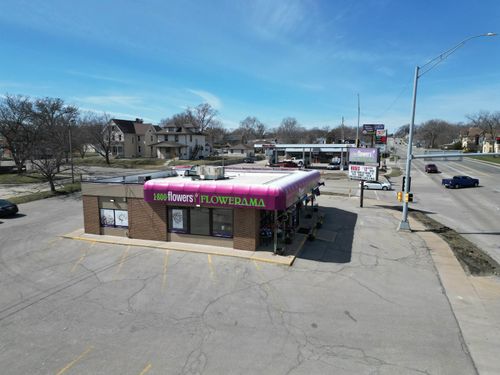 320 W 1st St, Cedar Falls, IA, 50613-2610 | Card Image