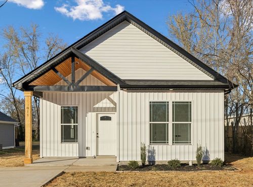 811 19th Ave W, Springfield, TN, 37172-9807 | Card Image