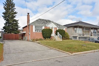 750 Glengrove Ave, House other with 2 bedrooms, 2 bathrooms and 5 parking in North York ON | Image 2