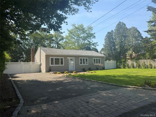 16 Lincoln Dr, Oakdale, NY, 11769-2127 | Card Image