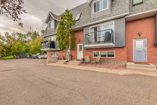643 5 St Se, Medicine Hat, AB, T1A0N4 | Card Image