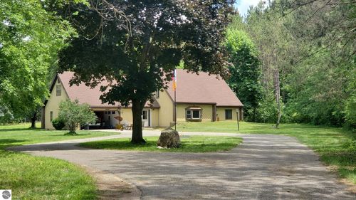 2704 W Deerfield Road, Mt. Pleasant, MI, 48858 | Card Image