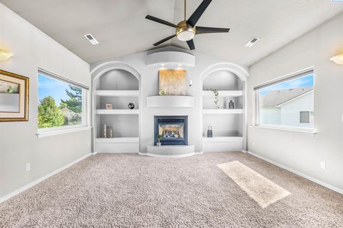 4 Hollyhock Ct, Pasco, WA, 99301-3285 | Card Image