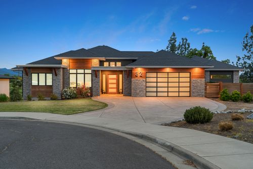 32 Pebble Creek Dr, Eagle Point, OR, 97524-6630 | Card Image
