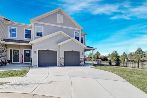 1095 N Findley St, Olathe, KS, 66061-7571 | Card Image