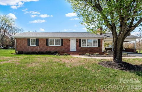 612 E Main St, Boonville, NC, 27011-8786 | Card Image