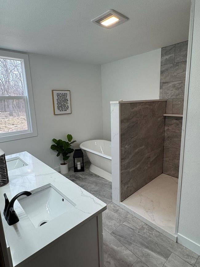 2414 Poplar Ave, Home with 6 bedrooms, 4 bathrooms and null parking in Duncombe IA | Image 36