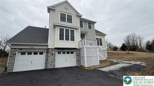 584 Westlake Dr, East Stroudsburg, PA, 18302-6735 | Card Image