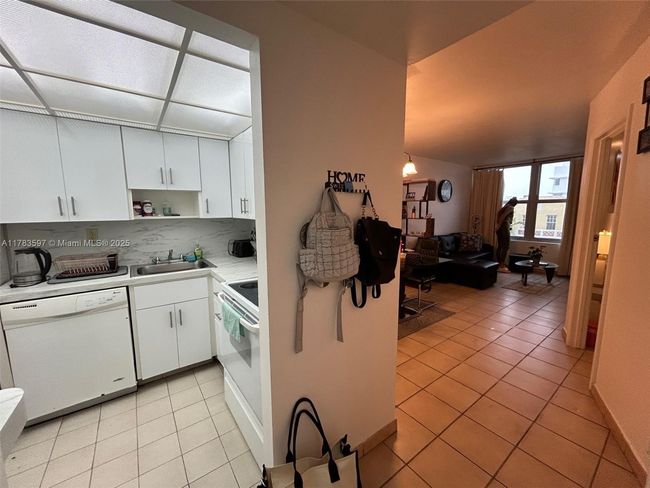 APT-410 - 2899 Collins Ave, Condo with 0 bedrooms, 1 bathrooms and null parking in Miami Beach FL | Image 12