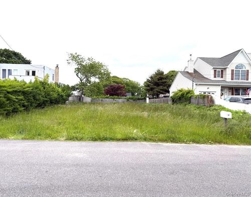 37 Seymour Dr, Shirley, NY, 11967-4221 | Card Image