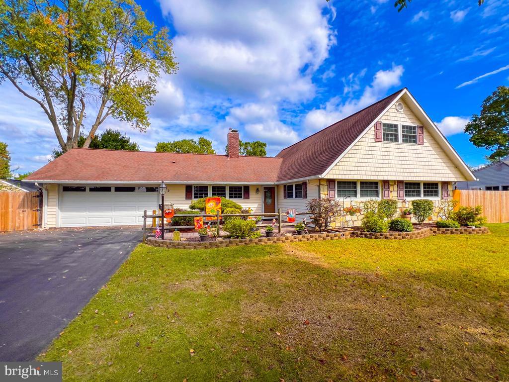 Smoketree Rd, Levittown, PA 19056