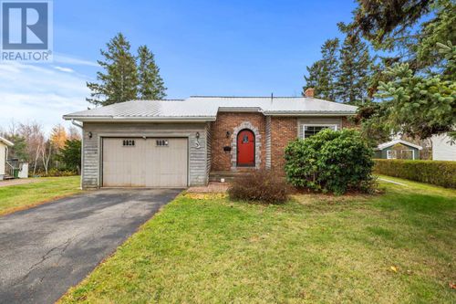 33 Irwin Dr, Charlottetown, PE, C1E1R9 | Card Image