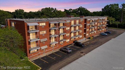 310-2820 Woods Lee Drive, Royal Oak, MI, 48073 | Card Image