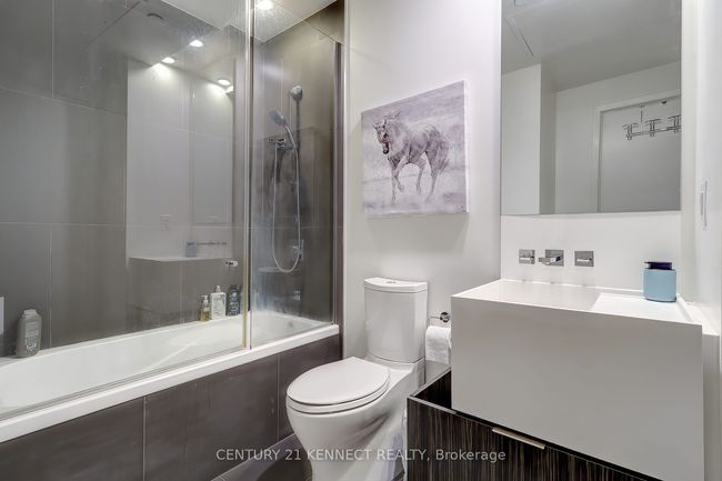 526 - 1 Bloor St E, Condo with 3 bedrooms, 2 bathrooms and null parking in Toronto ON | Image 21