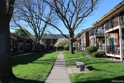 12060 15 Mile Rd, Sterling Heights, MI, 48312-5117 | Card Image