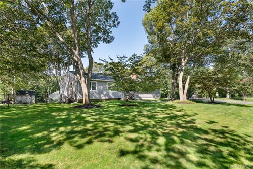 8 Foxboro Rd, Hampton Bays, NY, 11946-3810 | Card Image