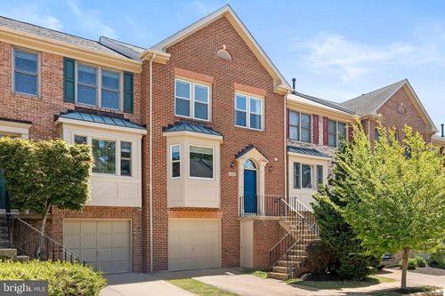 6220 Squires Hill Dr, Falls Church, VA, 22044-2367 | Card Image
