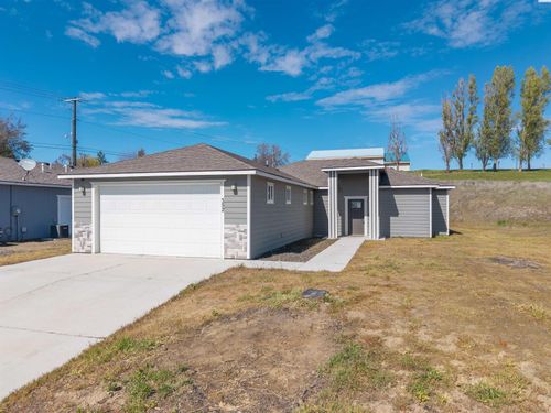352 E Davis St, Connell, WA, 99326-4016 | Card Image