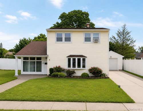 5 Regina St, Hicksville, NY, 11801-1717 | Card Image