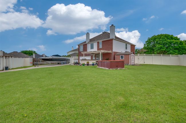 Huge back yard with gated vinyl fence | Image 29