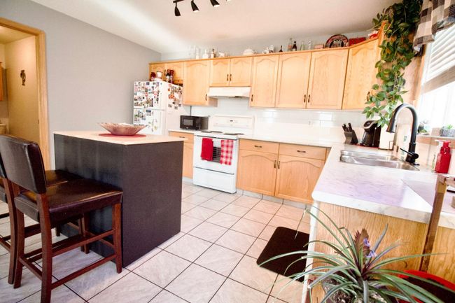 4D - 104 Upland Trail W, Home with 3 bedrooms, 1 bathrooms and 2 parking in Brooks AB | Image 11