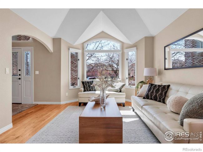Bayed window offers abundance of daylight! | Image 9