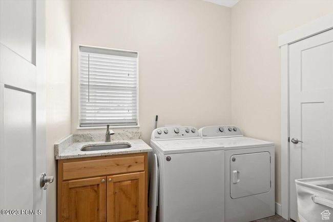 Laundry room with independent washer and dryer and cabinet space | Image 12