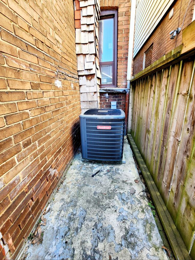 635 Coxwell Ave, House attached with 3 bedrooms, 2 bathrooms and null parking in Toronto ON | Image 36