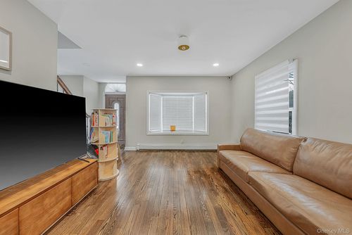 18 E Lyons St, Huntingtn Sta, NY, 11747-1124 | Card Image