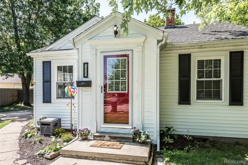 719 Spring St, Howell, MI, 48843-1441 | Card Image