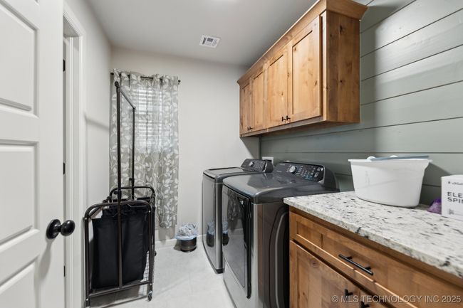 W/Dryer will also stay with the home. | Image 25