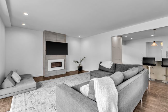 12033 261 St, House other with 4 bedrooms, 3 bathrooms and 8 parking in Maple Ridge BC | Image 8