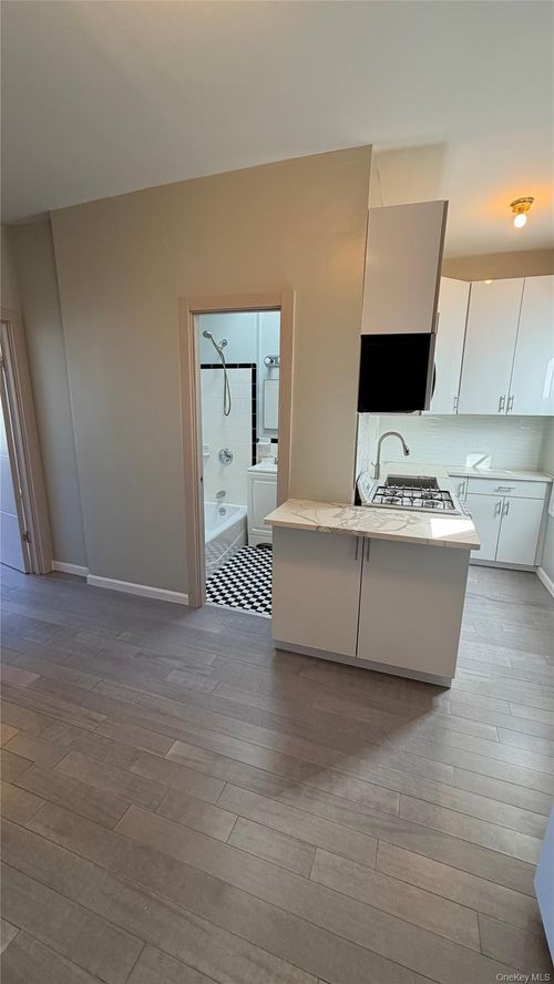 2f-9716 Metropolitan Ave, Forest Hills, NY, 11375-6626 | Card Image